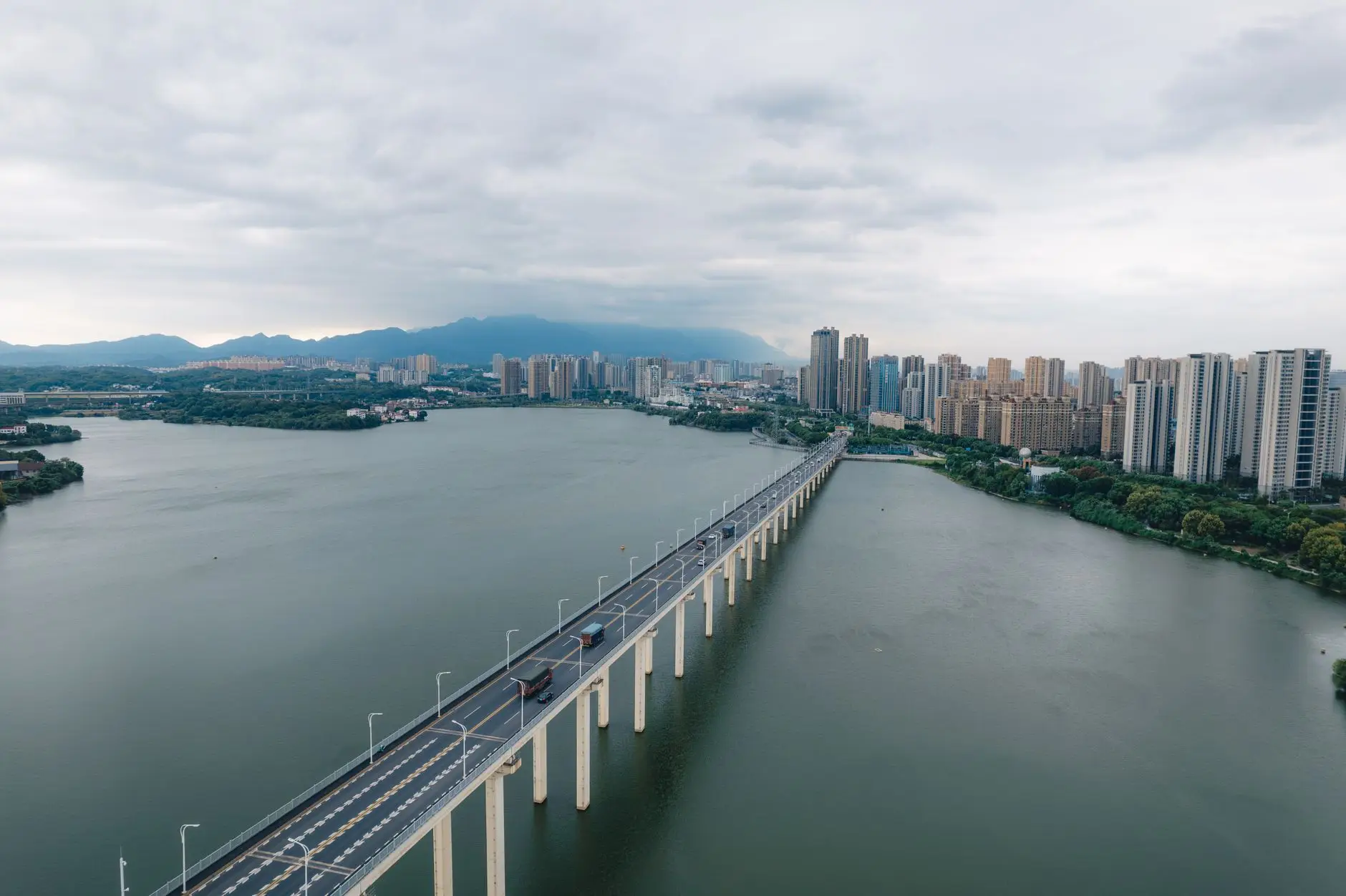 武汉牛伯伯科技积木玩具与拼图产品线参数对比及适用场景分析